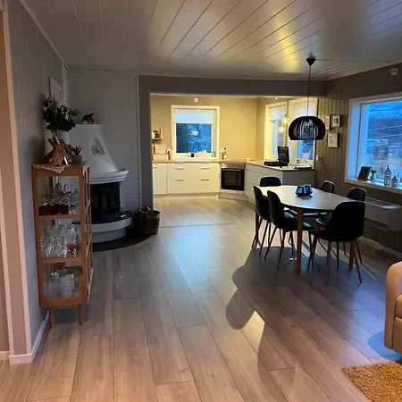Huset I Oksfjordhamn Sandelva